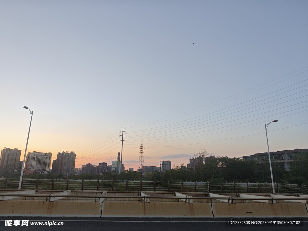 城市黄昏道路景象