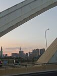 黄昏下的城市桥梁景观