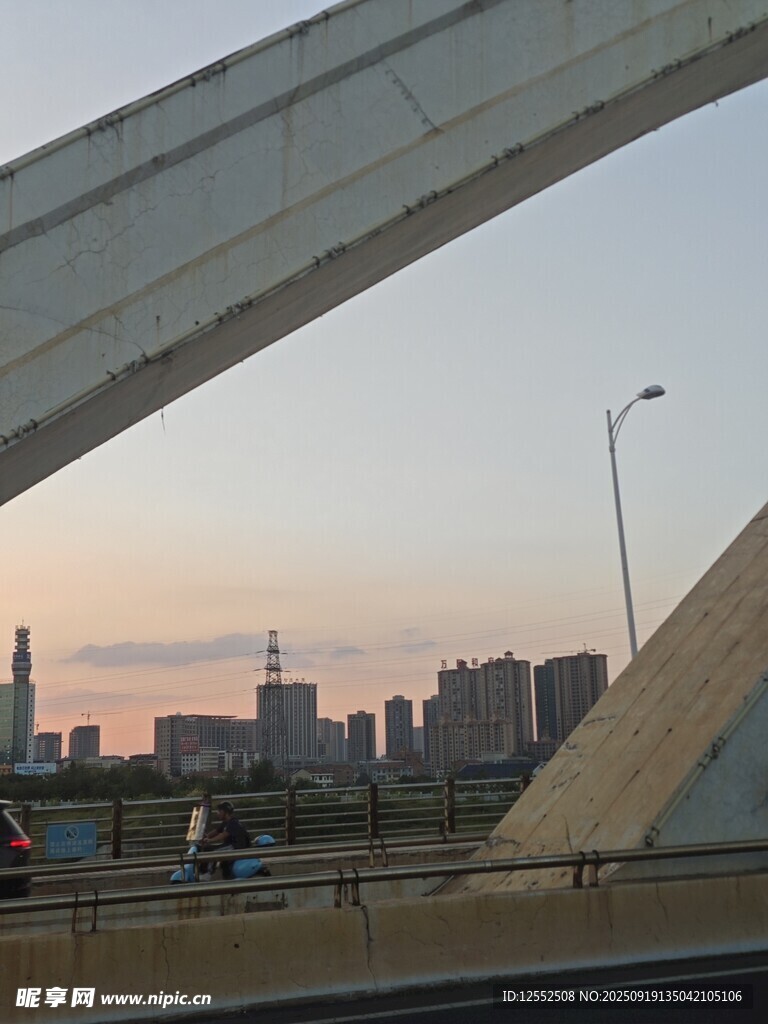黄昏下的城市桥梁景观