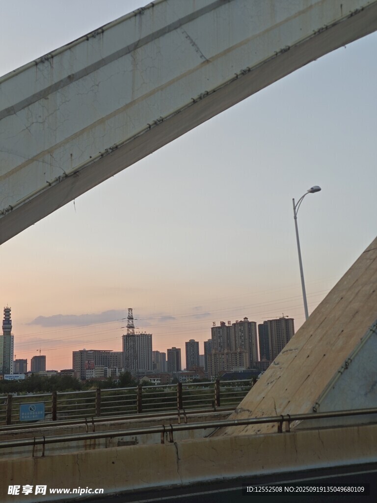 黄昏下的城市桥梁景观
