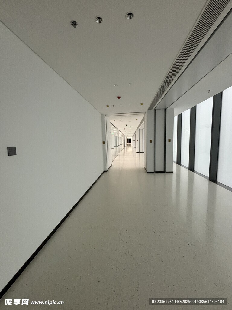 现代简约风格空旷走廊