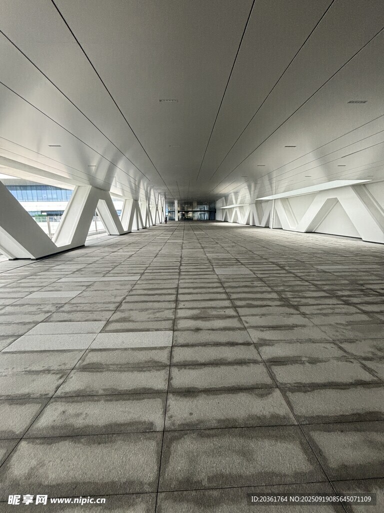 现代建筑内部空旷通道
