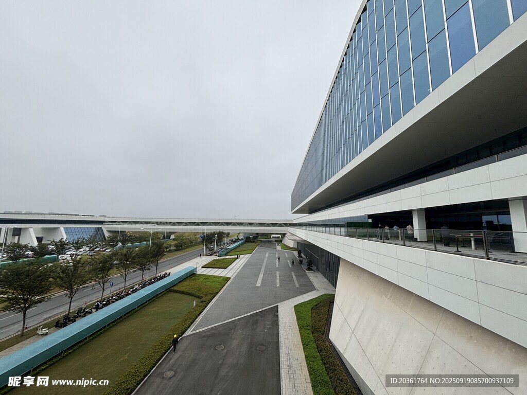 现代建筑旁的开阔道路