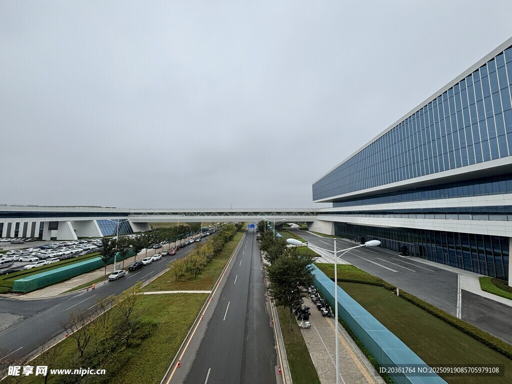 现代建筑旁的宽阔道路