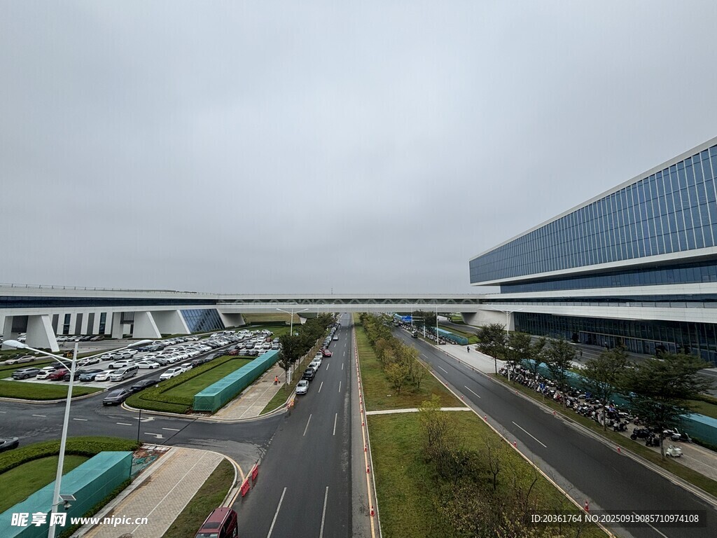 城市道路与现代建筑景观