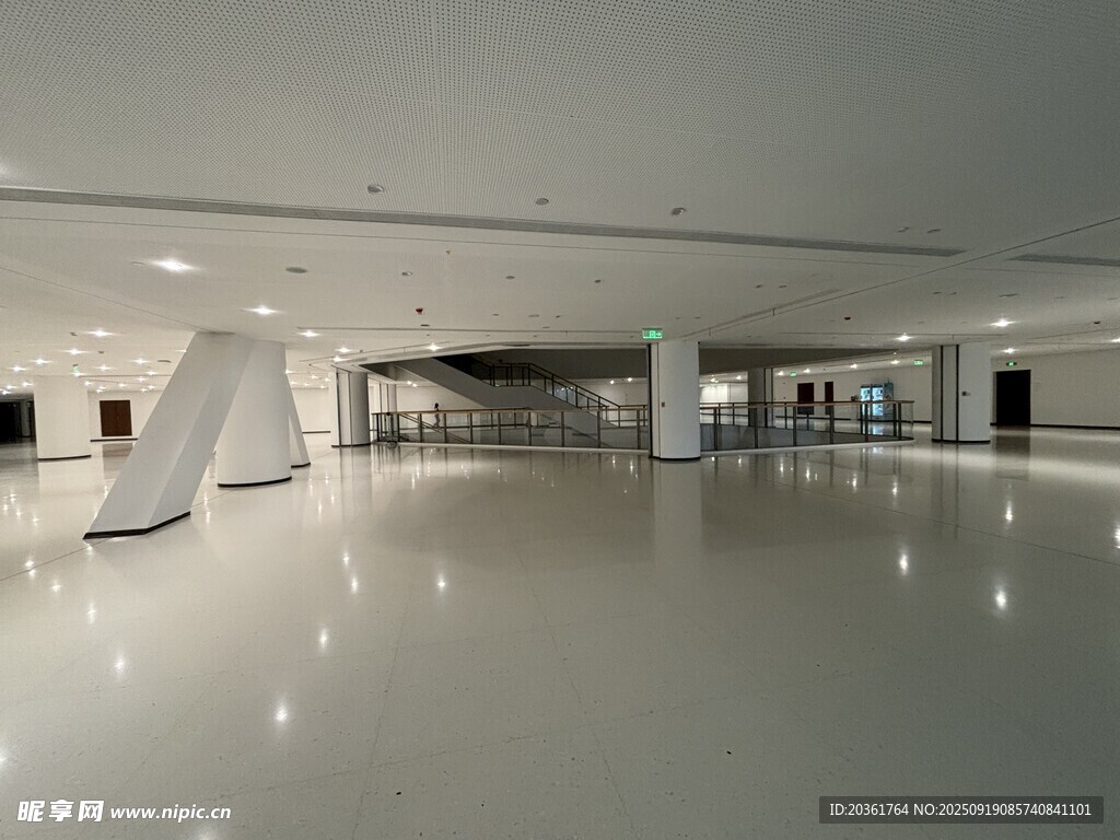 现代简约风格室内空旷空间