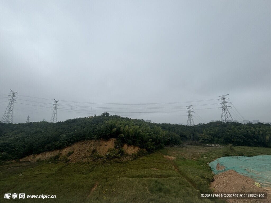 山野间的输电线路与水域