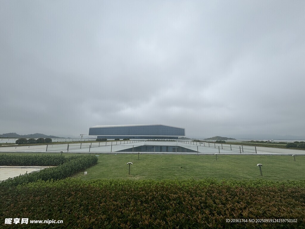 雾中现代建筑与绿地景观