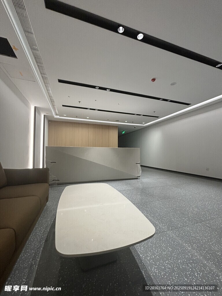 现代简约风格的空旷会议室