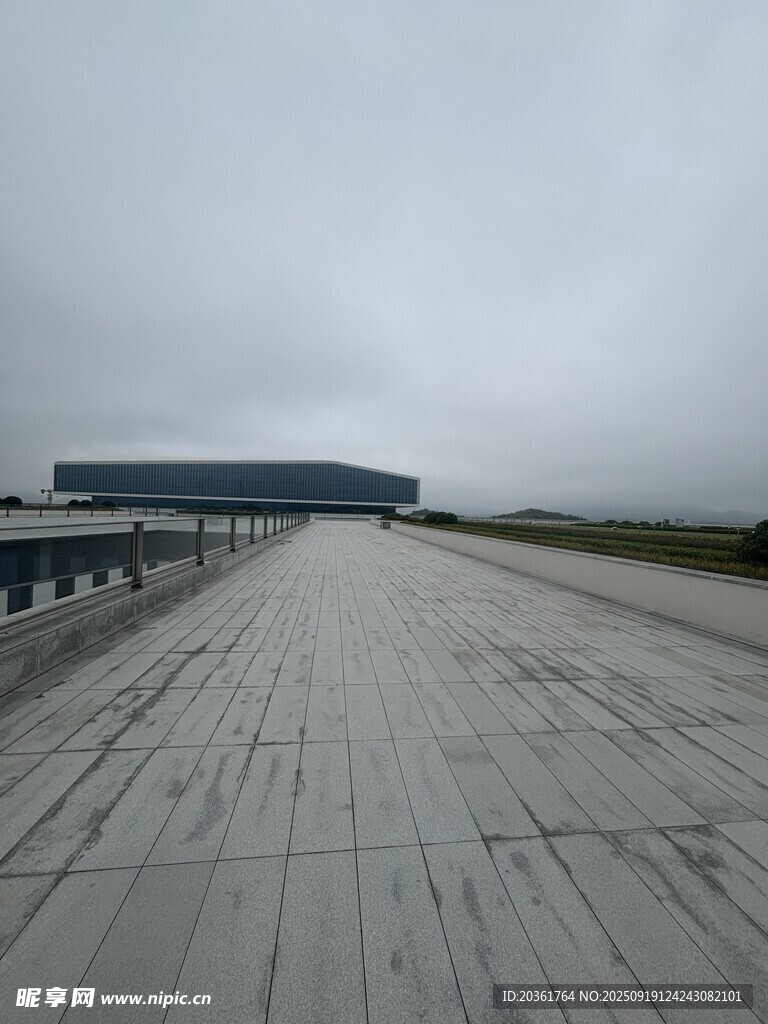 空旷的木质平台与远方建筑