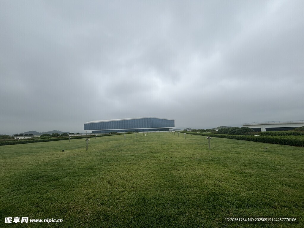 阴天草地旁的大型建筑