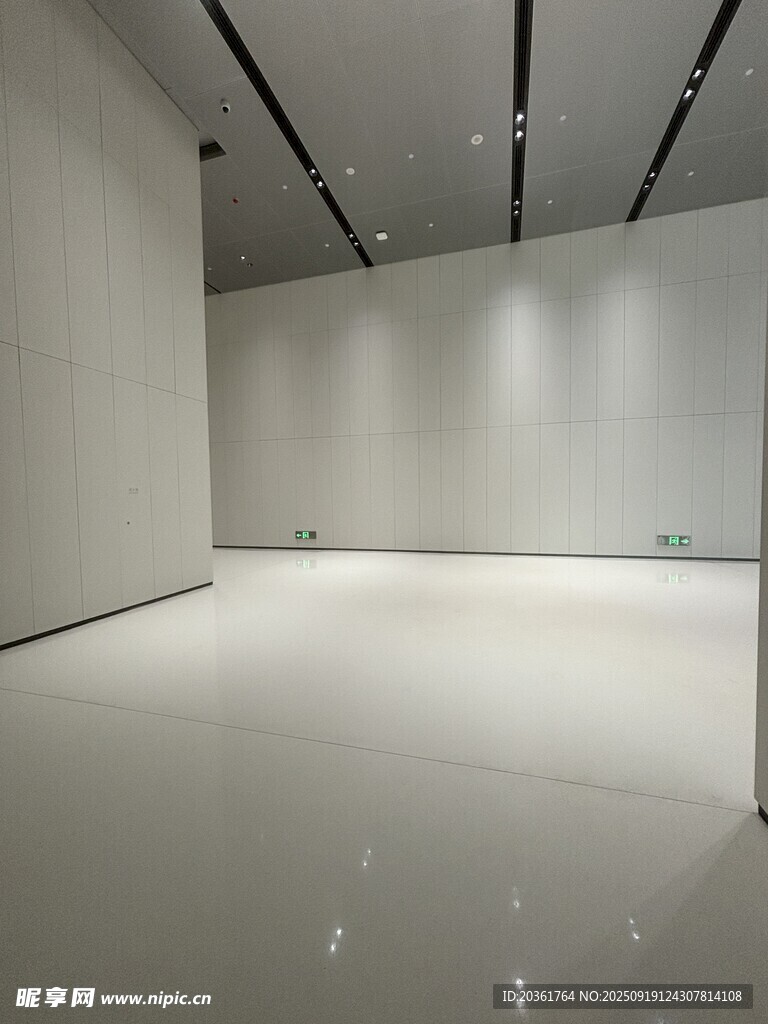 空旷现代艺术展厅空间