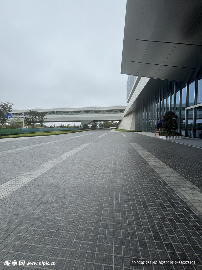现代建筑下的空旷户外场地