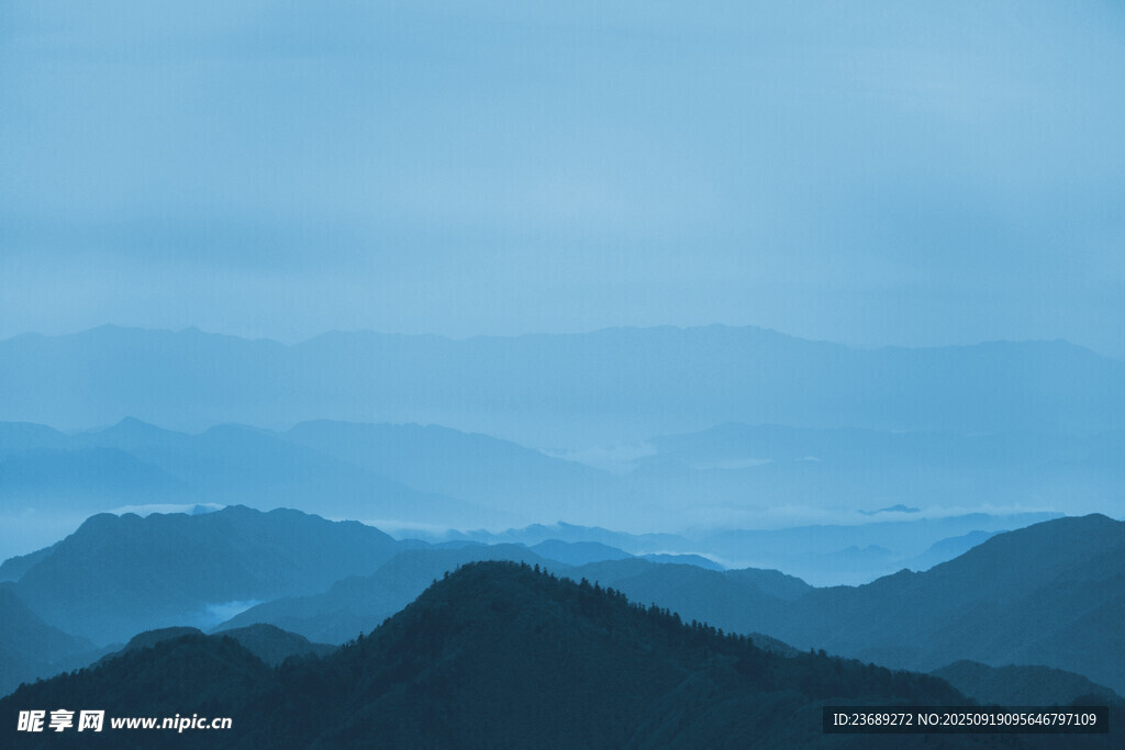 中式连绵远山