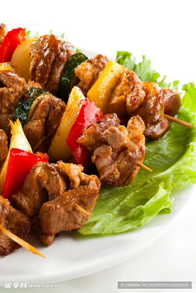 美味烤肉串摆于生菜上
