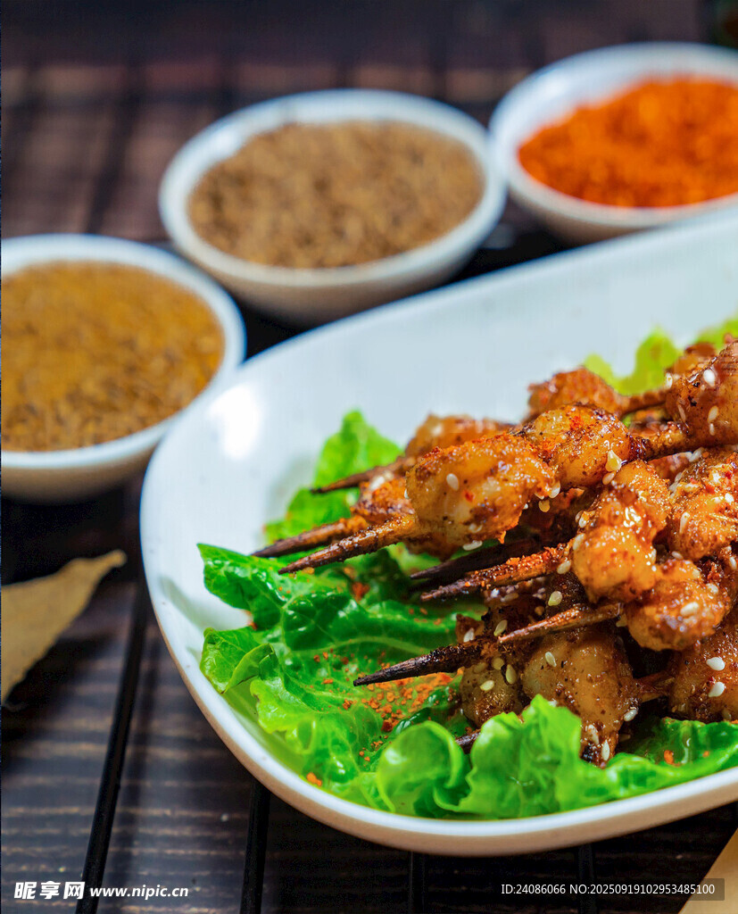 美味烤肉配蔬菜与调料