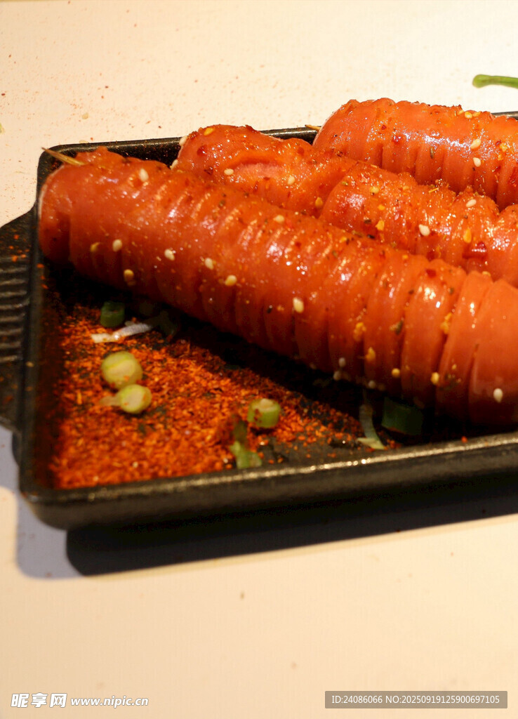 美味烤肠配特色蘸料