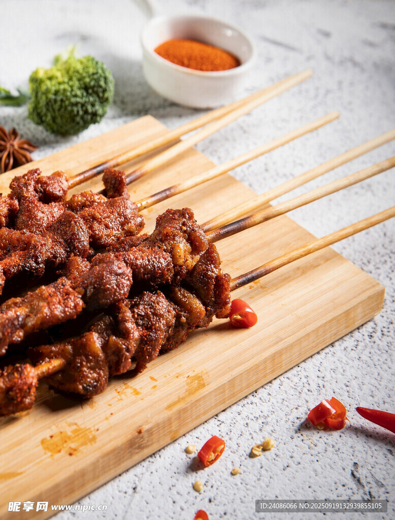 美味烤肉串摆放在木砧板上