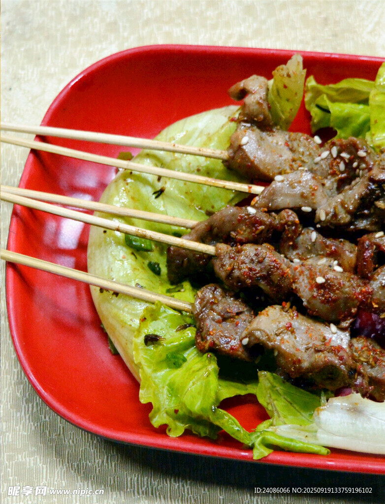 红色盘中的美味烤肉串
