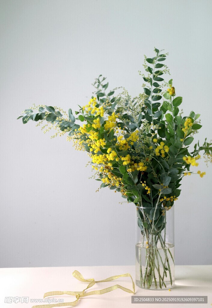 花瓶中的黄色花卉绿植