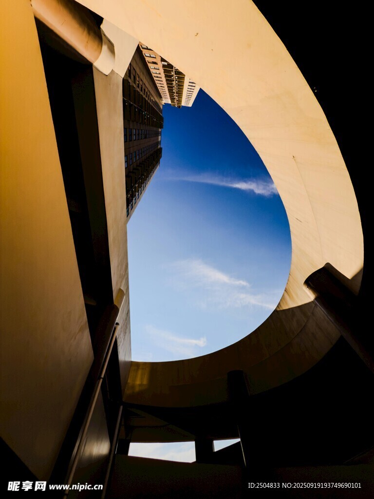 透过建筑望蓝天