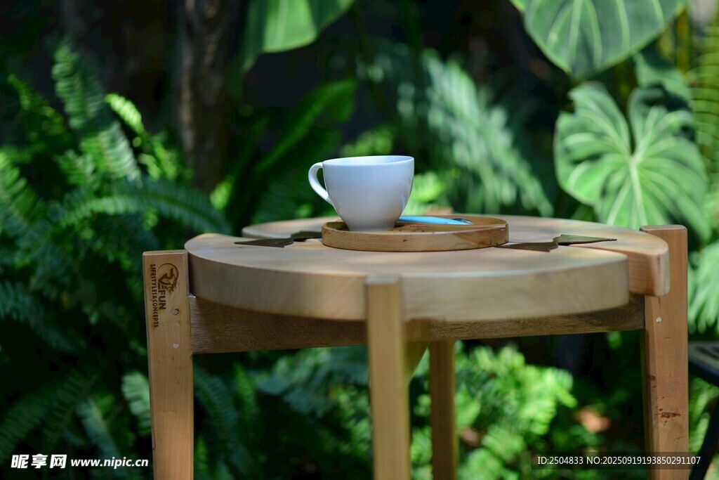 木质小桌上的白色茶杯