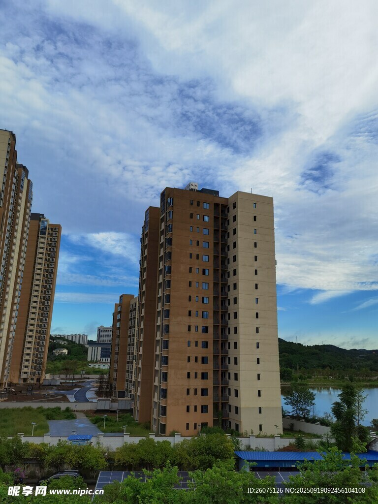 城市高楼与蓝天白云景观