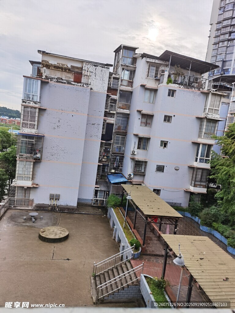 老旧居民楼旁的户外场景