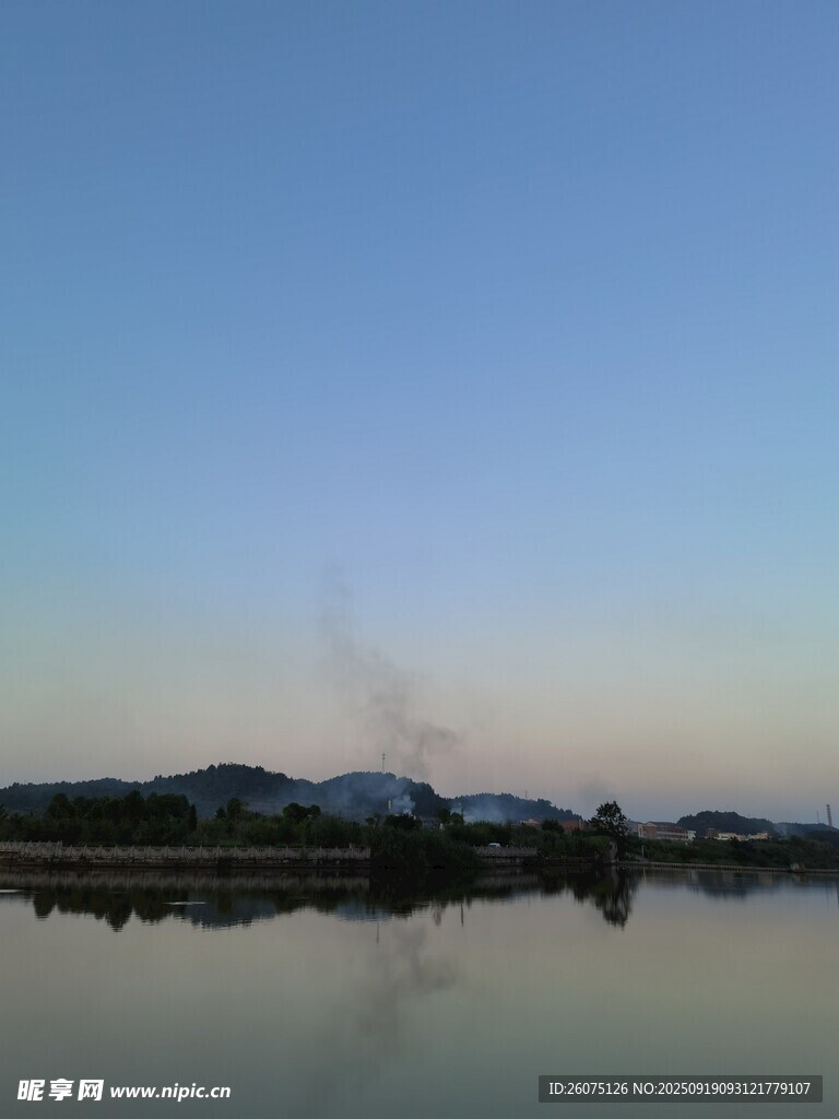 湖畔黄昏美景