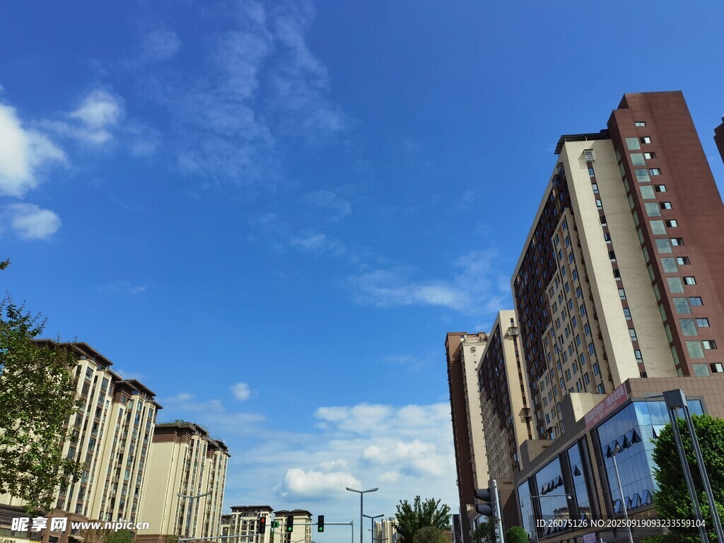 城市高楼与晴朗蓝天