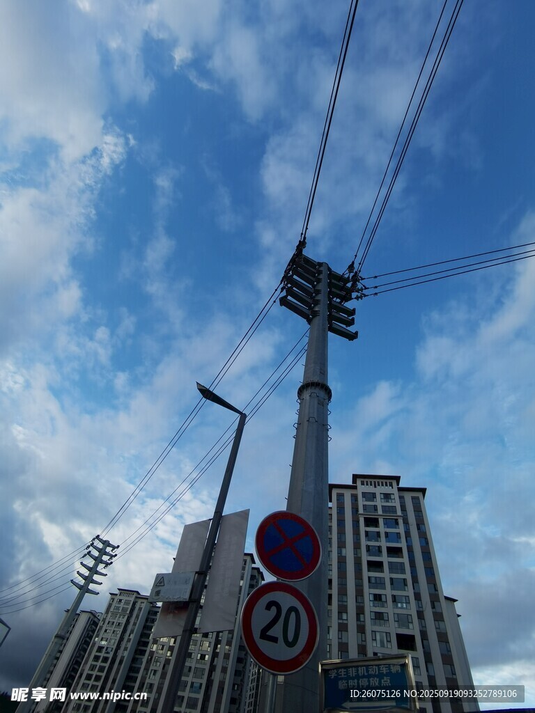 城市中的电线杆与建筑景观