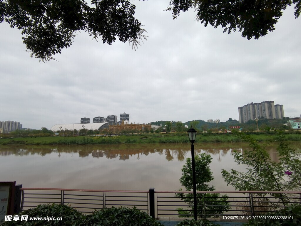 湖畔风光城市与自然交融