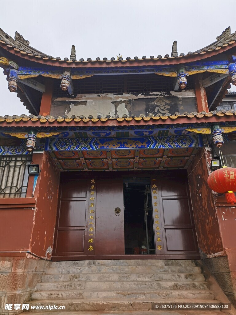 中式古建筑庙宇大门