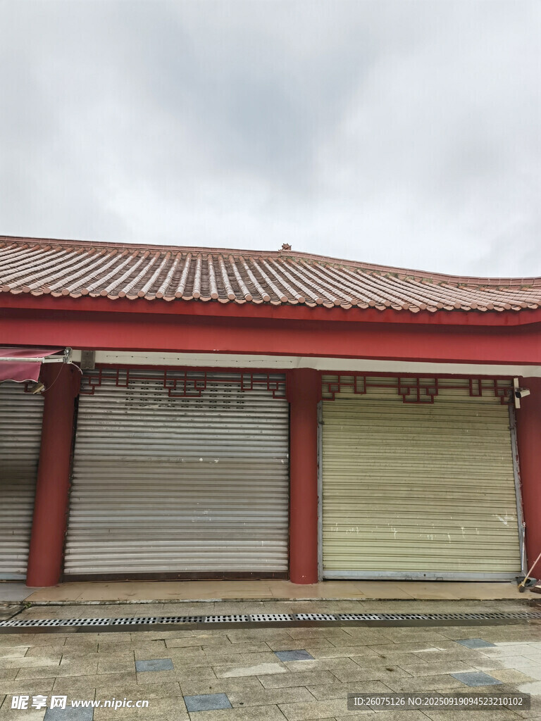 中式红瓦建筑外观
