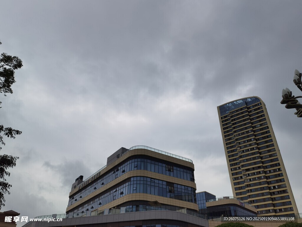 城市中高楼与低矮建筑景观