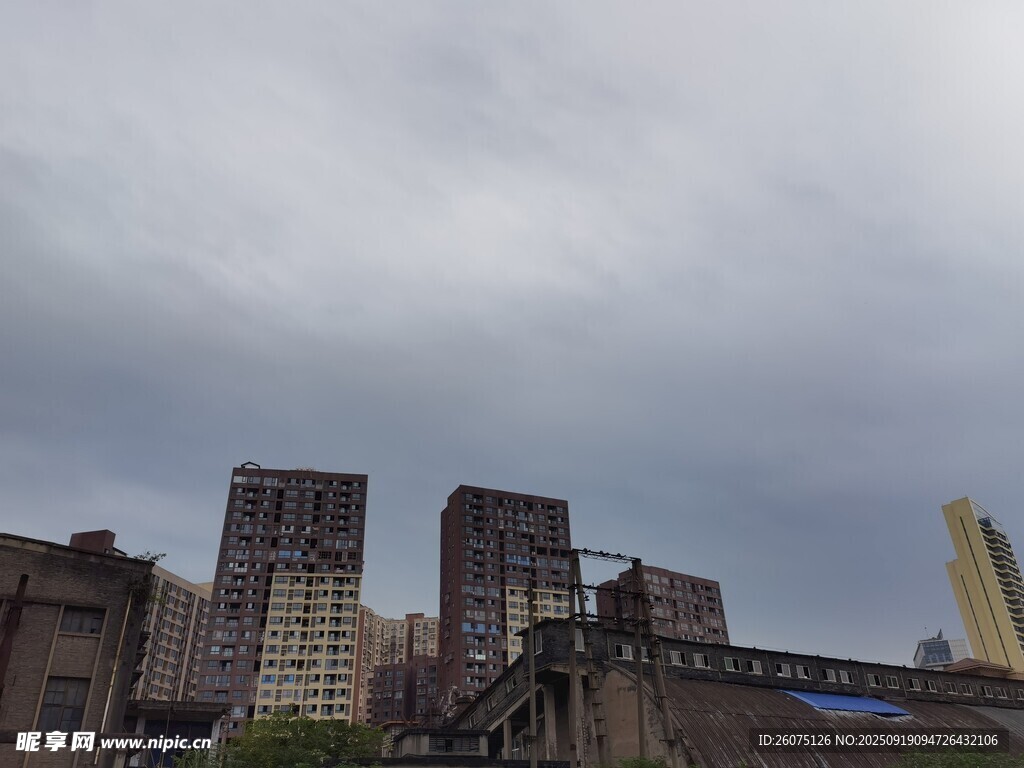 阴天城市建筑群景观