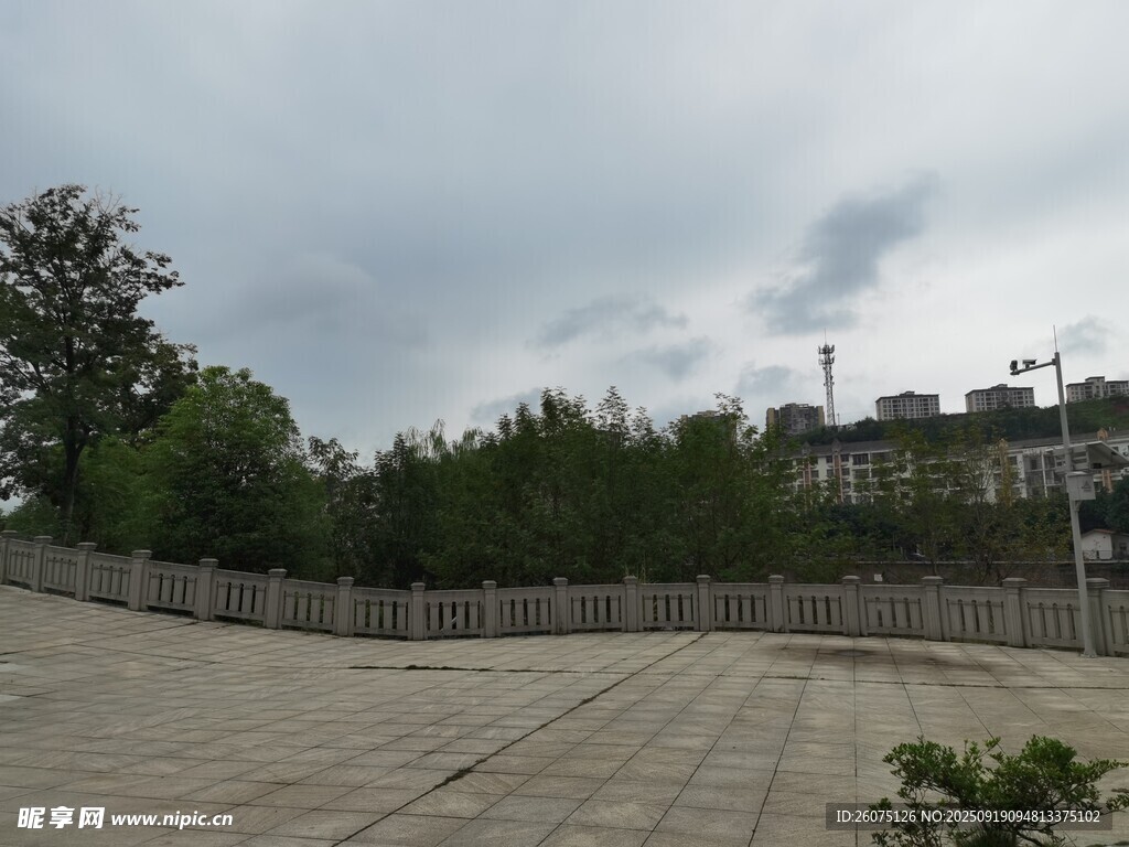 户外空旷广场与周围景致