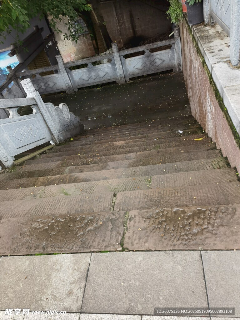 户外潮湿斑驳的水泥地面