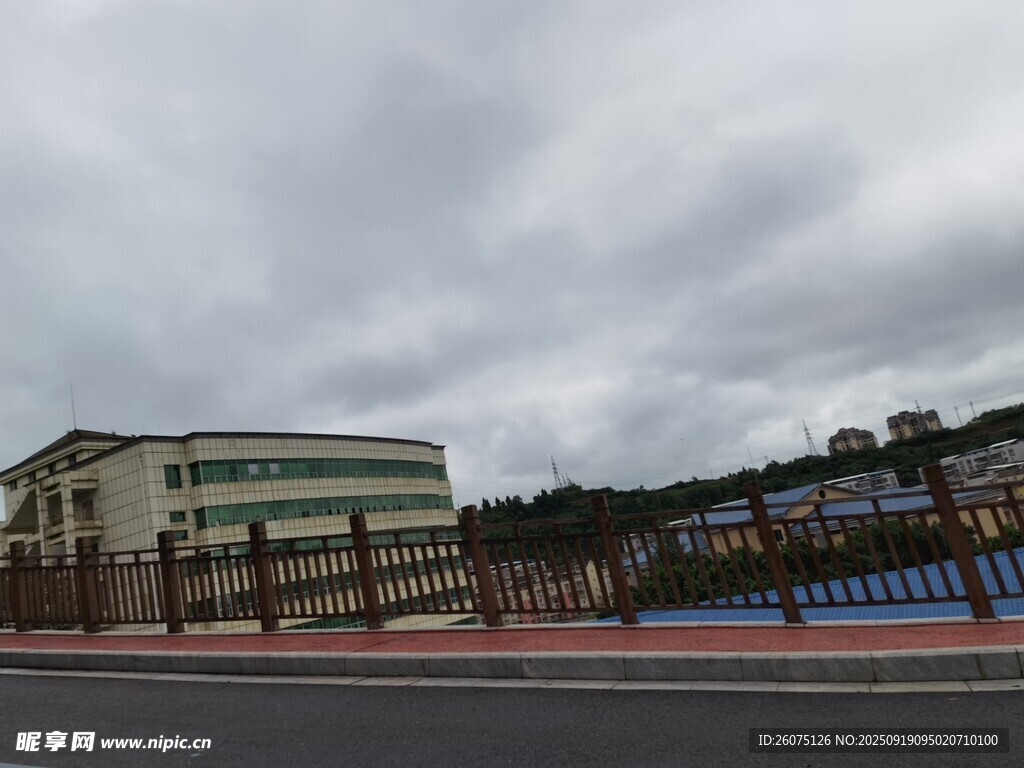 城市街道旁的建筑景观