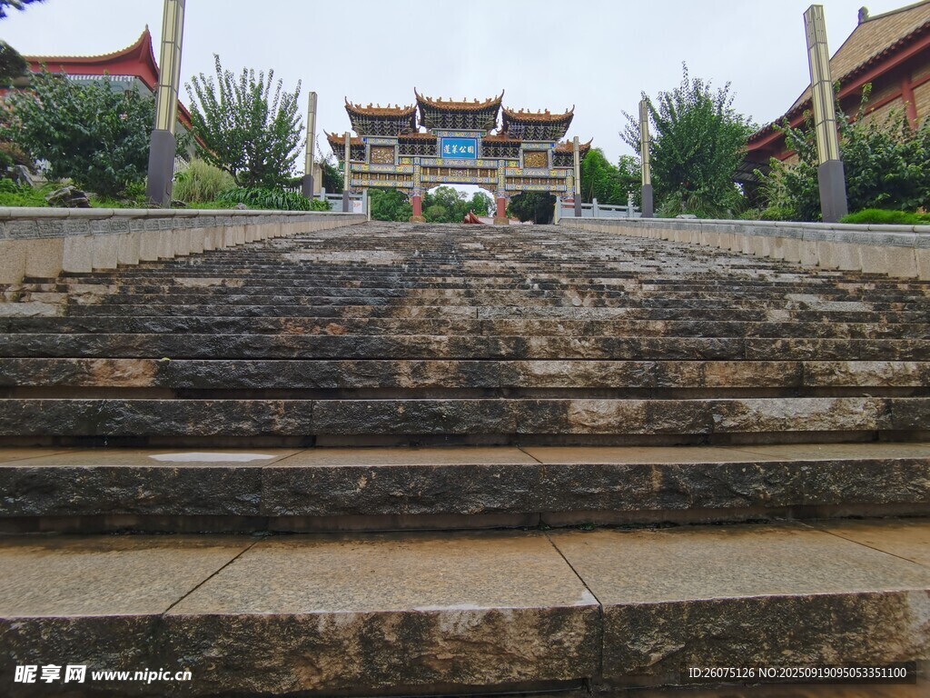 古建台阶通往中式庭院