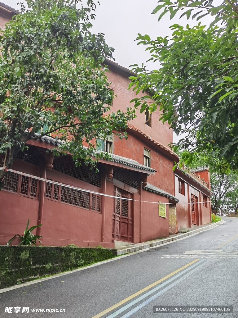 红砖建筑旁的宁静街道