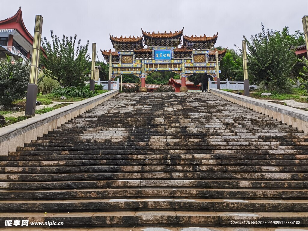 古建台阶前的中式传统建筑