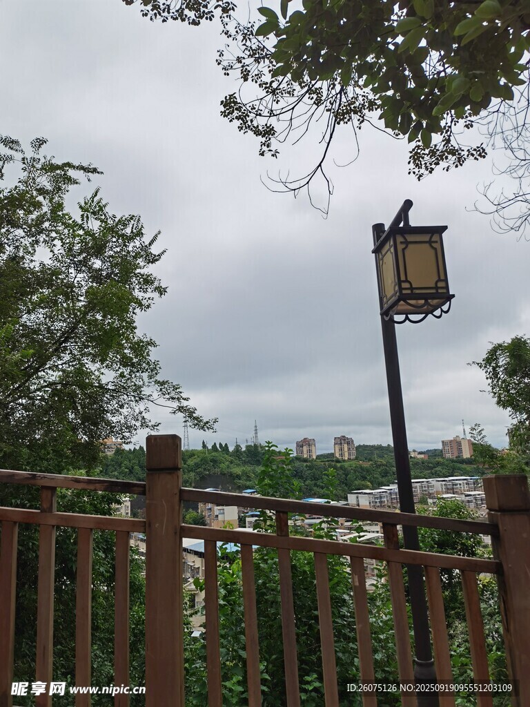 户外木栏杆旁的别致灯景