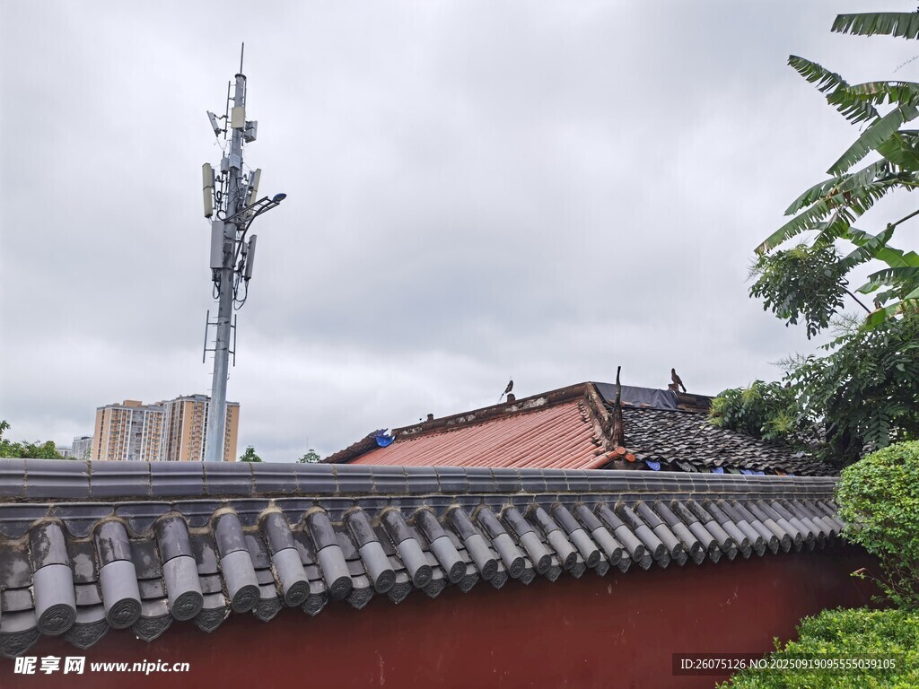 中式建筑旁的通信信号塔