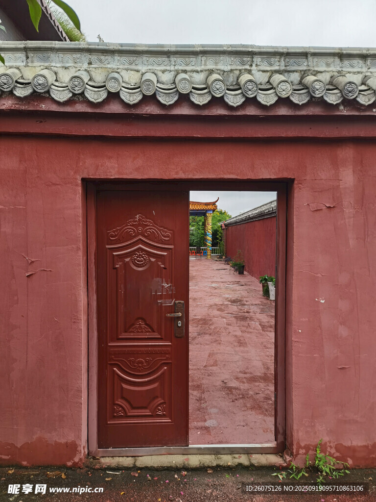 红墙木门的中式庭院景致