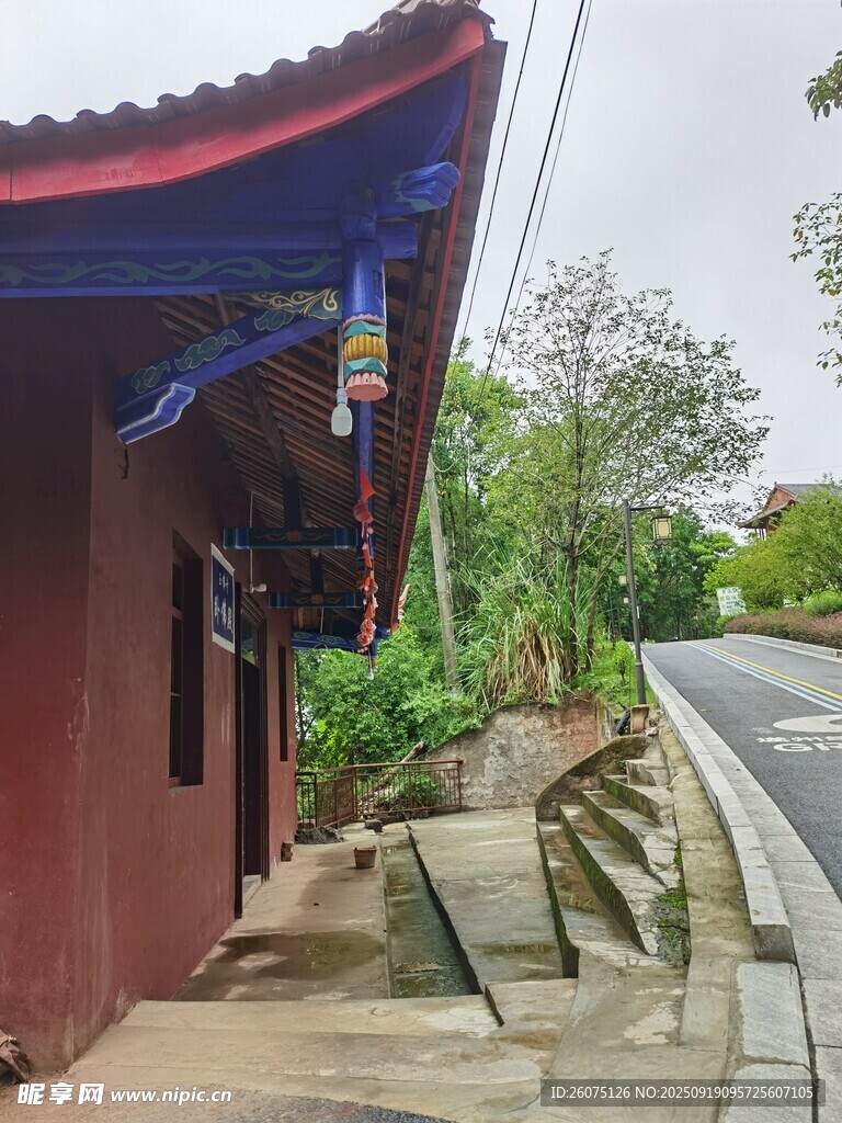 乡村路边的传统红瓦小屋