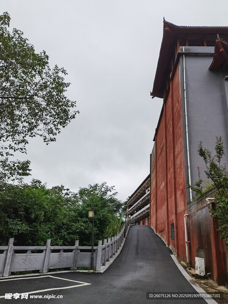 中式建筑旁的蜿蜒道路