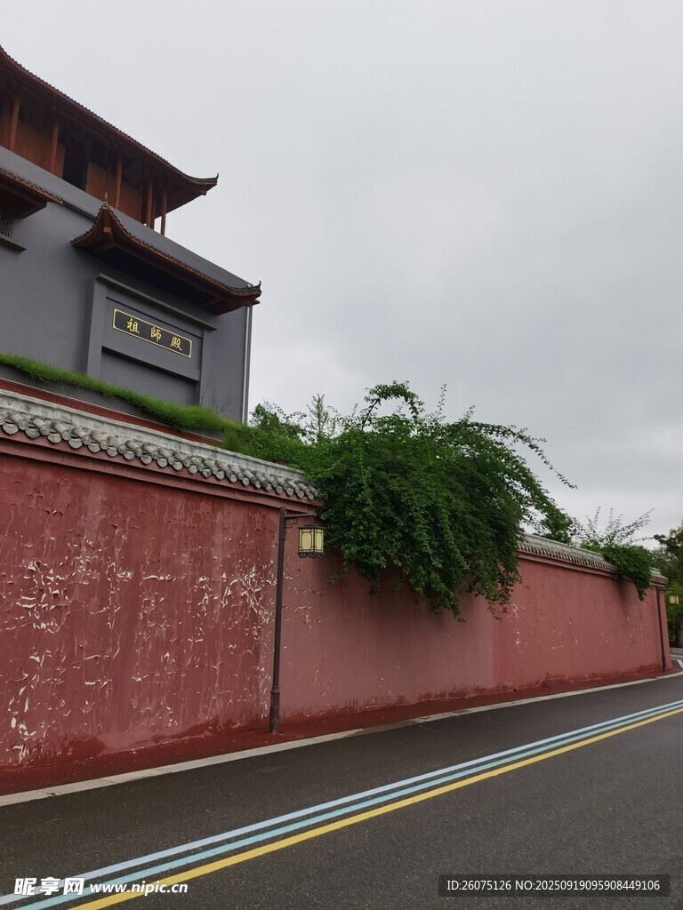 中式红墙建筑旁的道路