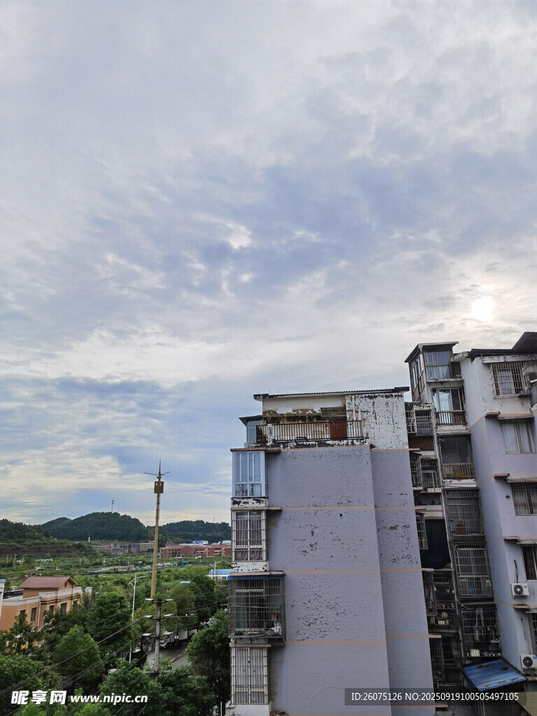城市居民区的建筑与天空
