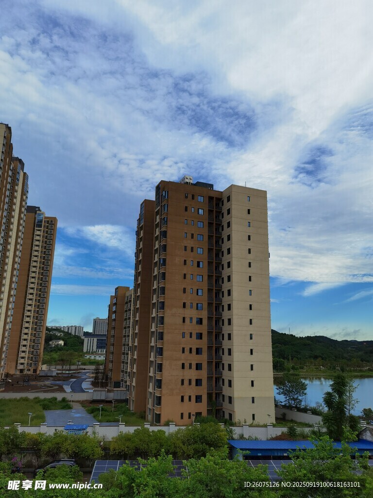 城市高楼与蓝天绿树景观